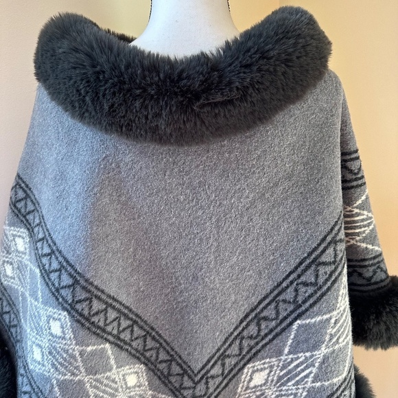 **AVIVA* Gray x Black Fur-Lined Pattern Design Fashion Shawl OS - Picture 5 of 6